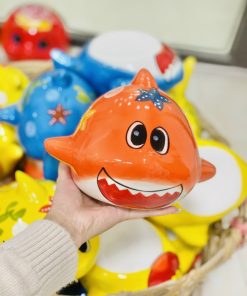 Baby shark màu Cam bằng gốm sứ dùng để đút tiền tiết kiệm
