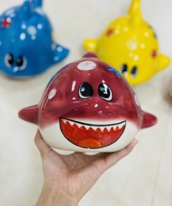 Baby shark màu Đỏ bằng gốm sứ dùng để đút tiền tiết kiệm