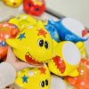 Baby shark màu Vàng bằng gốm sứ dùng để đút tiền tiết kiệm_2
