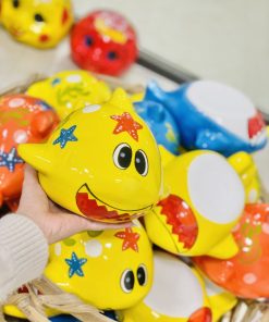 Baby shark màu Vàng bằng gốm sứ dùng để đút tiền tiết kiệm_2