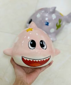 Baby shark màu hồng bằng gốm sứ dùng để đút tiền tiết kiệm